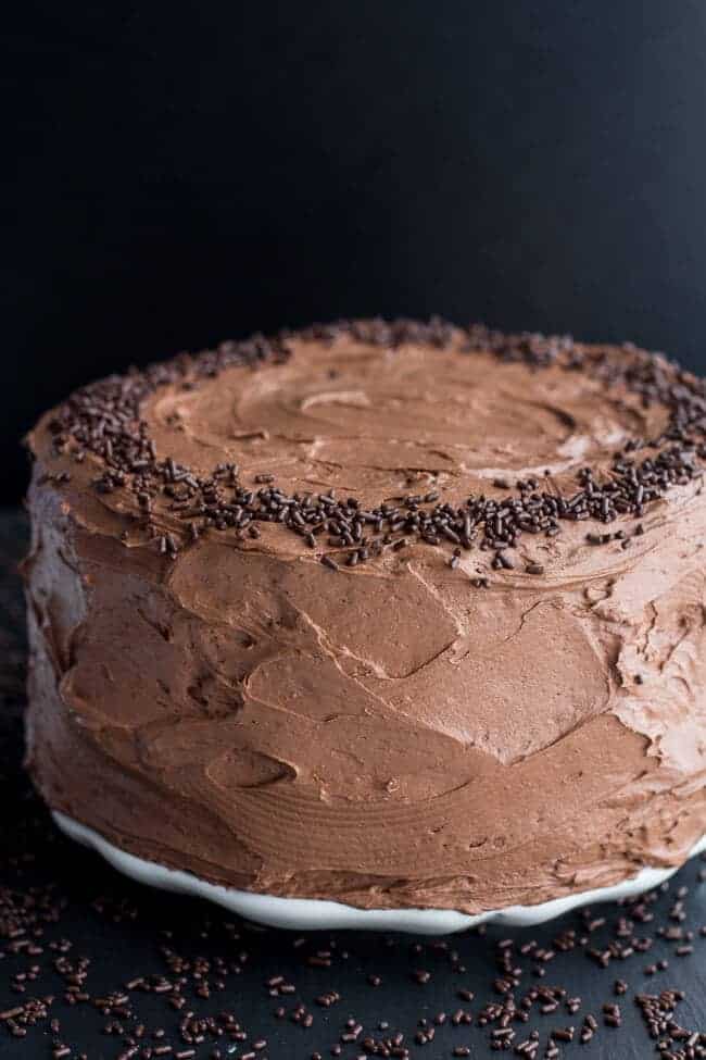 简单的巧克力生日蛋糕配鲜奶油巧克力，|半烘