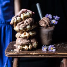巧克力饼干面团夹心华夫饼和巧克力冰淇淋三明治。