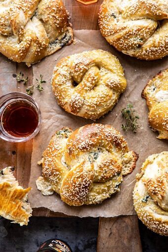 菠菜和朝鲜蓟填充软椒盐脆饼|halfbakedharvest.com #softpretzels #appetizer #easyBOB娱乐下载recipes #pretzels #snacks