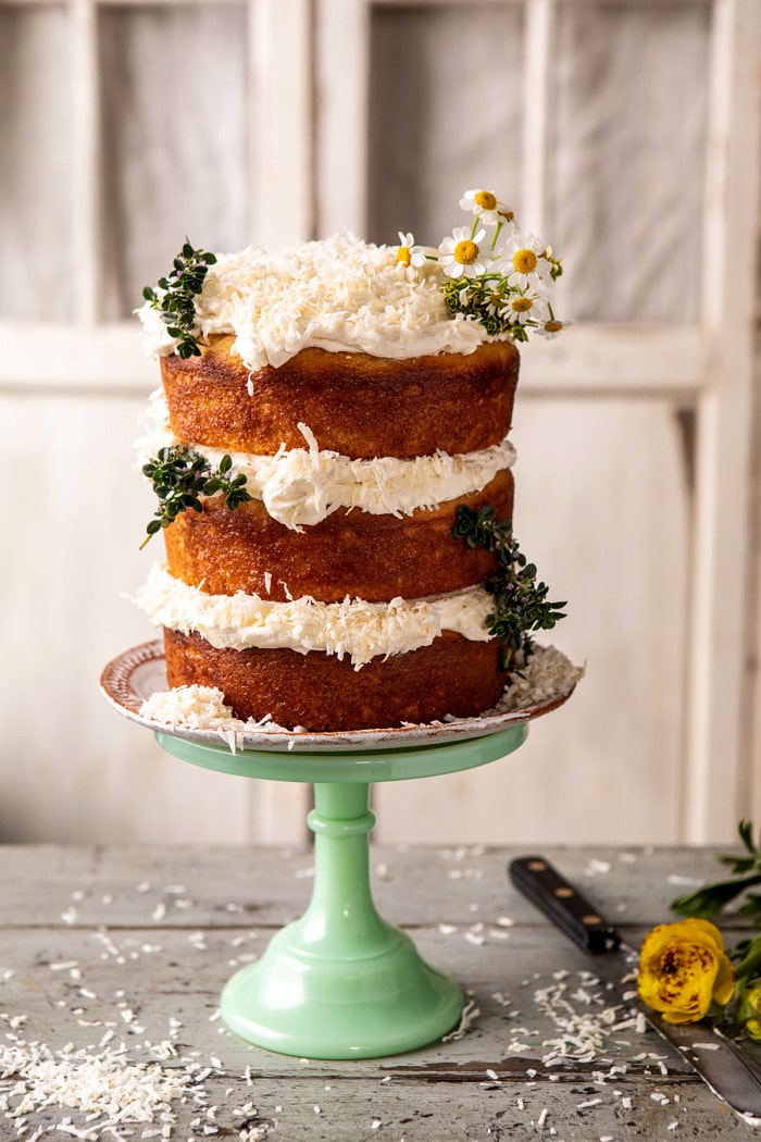 柠檬椰子赤裸蛋糕用鞭打香草乳酪|halfbakedharvest.com #coconutcake #springBOB娱乐下载recipes #easter #cake #layercake