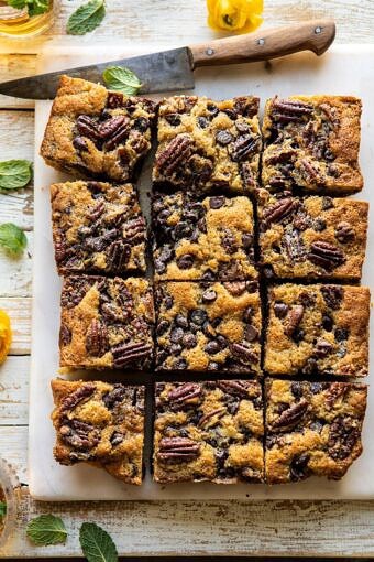 肯塔基德比派巧克力曲奇吧|halfbakedharvest.com #cookiebars #pecanpie #chocolatechip #dessert