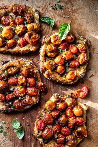 焦糖洋葱和香脂番茄t |halfbakedharvest.com #tomato #easyBOB娱乐下载recipes #tarts #everythingbagel #summer #summerrecipes
