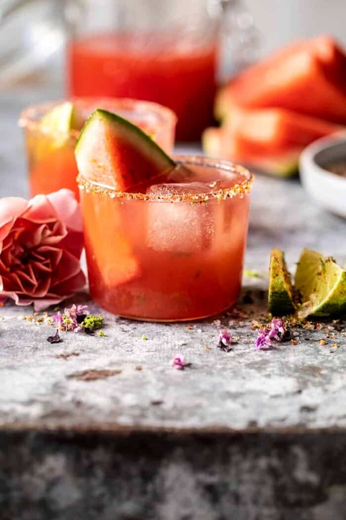 西瓜的侧面角度照片Rosè帕洛玛与西瓜楔子在饮料