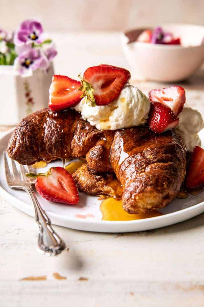 烤草莓和奶油毛茸茸的羊角面包法式吐司|halfbakedharvest.com