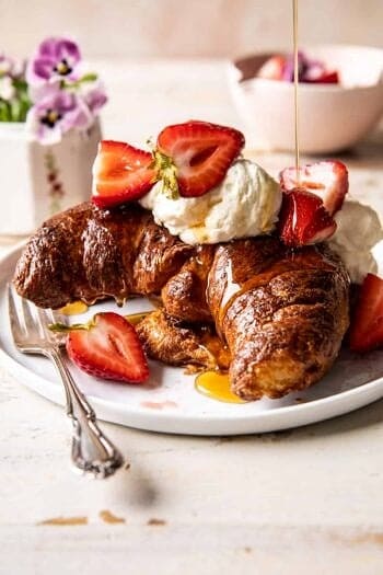 烤的草莓和奶油被充塞的新月形面包法式吐司。