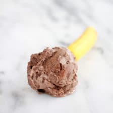 巧克力花生酱漩涡泡沫果仁巧克力冰淇淋