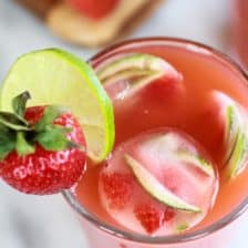 起泡草莓罗勒柠檬汁与龙舌兰(可选)草莓酸橙冰