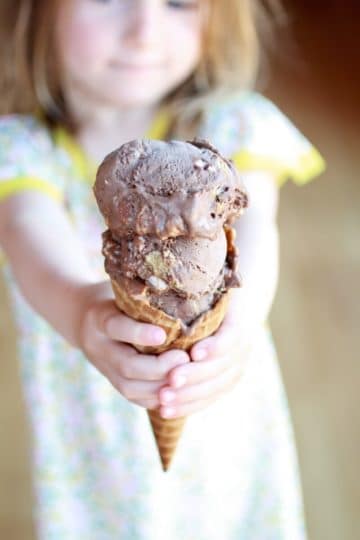 敬酒的s'more巧克力软糖冰淇淋。