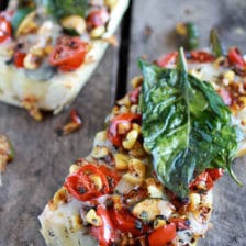 简单脆脆罗勒焦糖花园蔬菜+ Fontina法国面包披萨