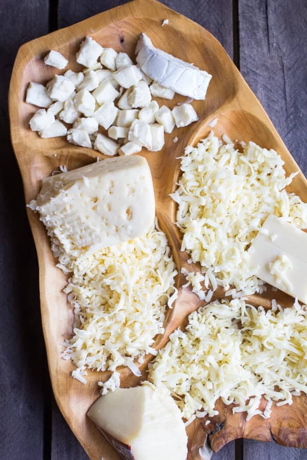 奶油布里干酪四奶酪通心粉和奶酪配黄油丽兹饼干|半烘焙收获网站