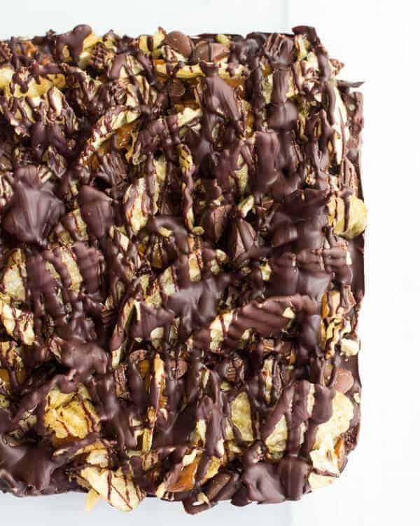满载花生酱巧克力覆盖的薯片杜尔斯奶油软糖(+一个KitchenAid赠送)| halfbakedharvest.com
