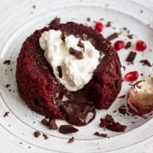 红色天鹅绒熔融巧克力熔岩蛋糕与巧克力甘纳许中心。