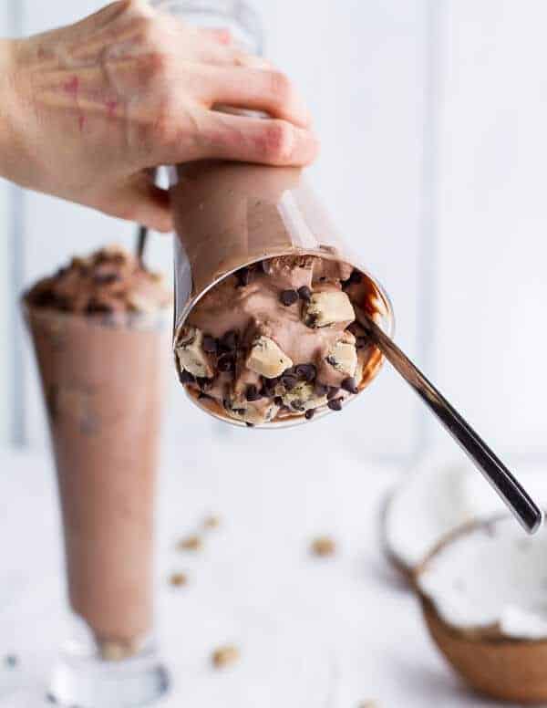 巧克力椰子冰淇淋饼干面团暴雪（附视频）| halfbakedharvest.com