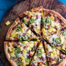 TJ Hooker Pizza（Chipotle BBQ和Sweet Chili Pineapple +Jalapeño披萨与培根）！
