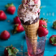 焦糖的草莓和graham饼干碎冰冰淇淋。
