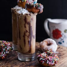 椰子冰咖啡配迷你巧克力甜甜圈。