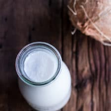 如何用真正的椰子制作自制椰奶。