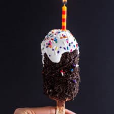 5个成分焦糖双重巧克力生日冰淇淋蛋糕酒吧在棍子。