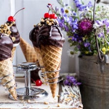 热软糖果仁巧克力和双铲式冰淇淋圣代帽蛋糕......在锥体上！