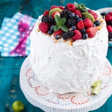 新鲜西瓜蛋糕与夏季浆果+链接激发。