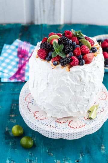 新鲜西瓜蛋糕与夏季浆果+链接激发。