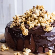 更健康的巧克力爱好者甜玉米和榛子咬嚼巧克力蛋糕w / ganache。