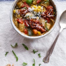 托斯卡纳夏季意大利蔬菜汤配番茄干香蒜沙司。