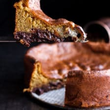令人难以置信的粘糊糊地折叠巧克力波旁山核桃饼蛋糕蛋糕。