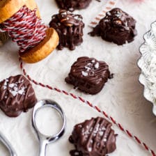 自制假日：椰子焦糖填充巧克力覆盖椒盐脆饼礼物。