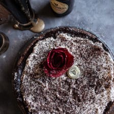 醉醺醺的爱尔兰咖啡巧克力蛋糕加盐贝利的奶油。