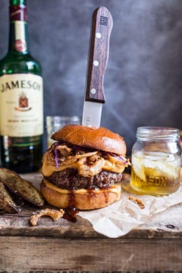 Jameson威士忌蓝乳酪汉堡与吉尼斯奶酪酱+酥脆洋葱。