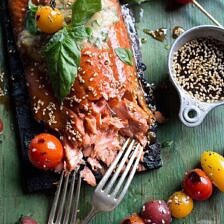 雪松板条烤芝麻三文鱼配泡菜味噌黄油和烤西红柿。