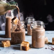 巧克力杏仁牛奶用乳脂状的麦芽咖啡冰块。