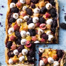 蜂蜜黄油石头果子和黑莓蛋白酥皮馅饼。