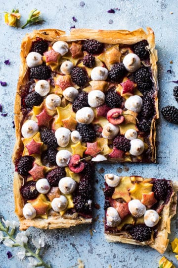 蜂蜜黄油石头果子和黑莓蛋白酥皮馅饼。