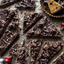上瘾的4种成分酱巧克力覆盖的ritz bark（又名...圣诞裂缝）。