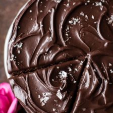 素食主义者巧克力蛋糕用乳脂状的巧克力杏仁黄油“buttercream”。
