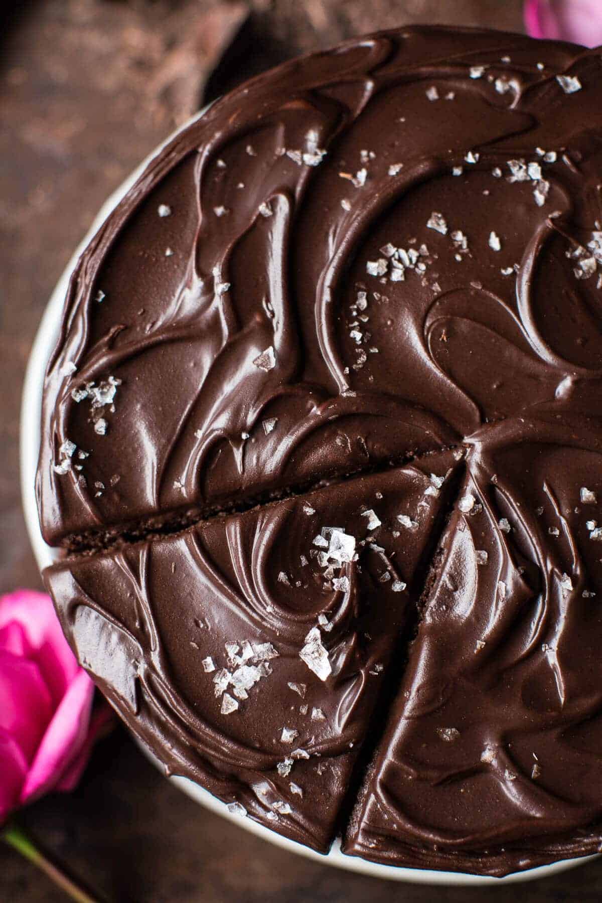 素食巧克力蛋糕与奶油巧克力杏仁黄油奶油|halfbakedharvest.com @hbharvest