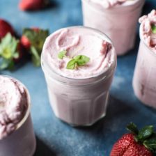 草莓玫瑰果冻酸奶。