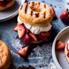草莓脆饼烤甜甜圈。