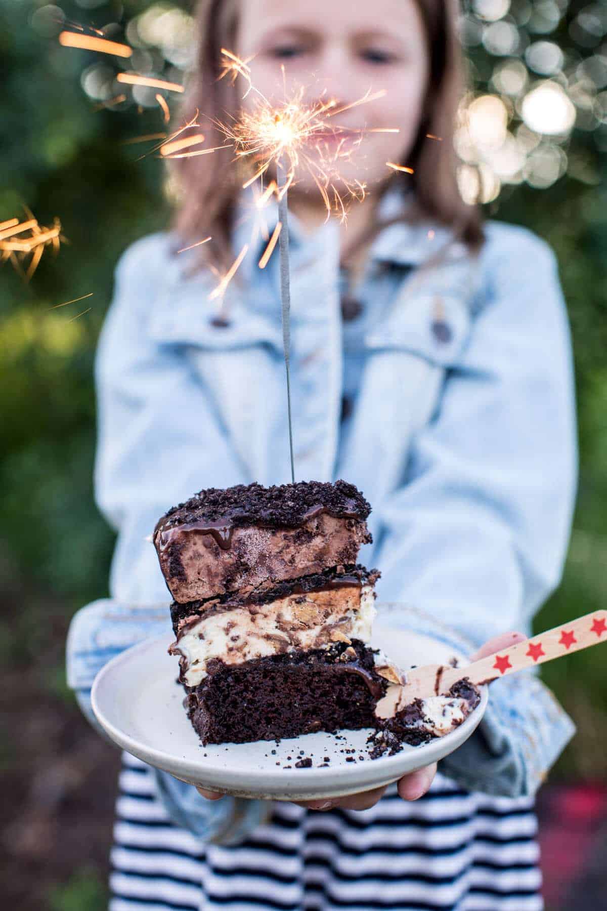 三层巧克力软糖冰淇淋蛋糕| halfbakedharvest.com @hbharvest