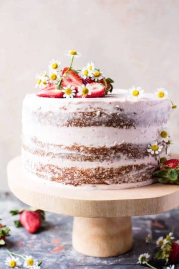 草莓椰子胡萝卜芝士卡泊尼奶油蛋糕。