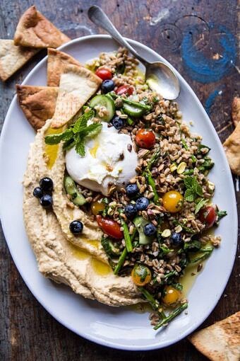 Farro Tabbouleh与Burrata和Hummus |halfbakedharvest.com @hbharvest