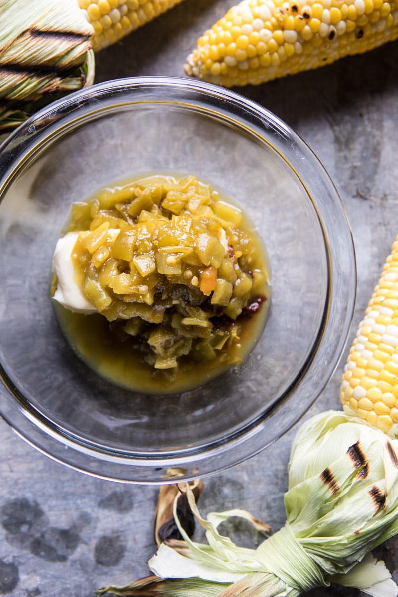 墨西哥烤玉米用绿色智利蜂蜜黄油