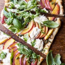 芝麻菜桃子里皮特披萨用酥脆培根。