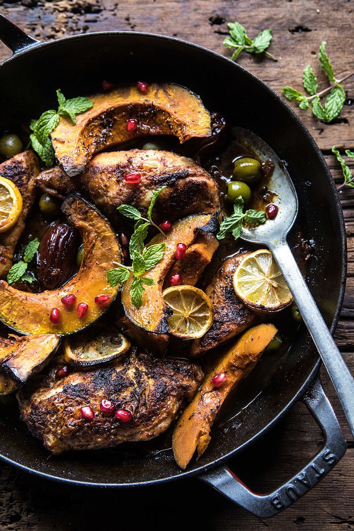 煎锅的顶上的照片烤摩洛哥鸡和橄榄蛋白