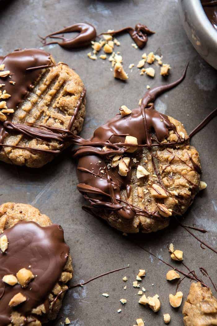 5种成分巧克力浸渍花生酱饼干|halfbakedharvesties.com #healthy #cookies #dates #glutenfree