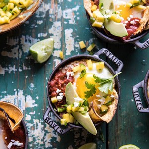 Chipotle Huevos rancheros烘烤芒果莎莎酱|halfbakedharvest.com @hbharvest #mexican #brunch #eggs #healthyeating #BOB娱乐下载recipes
