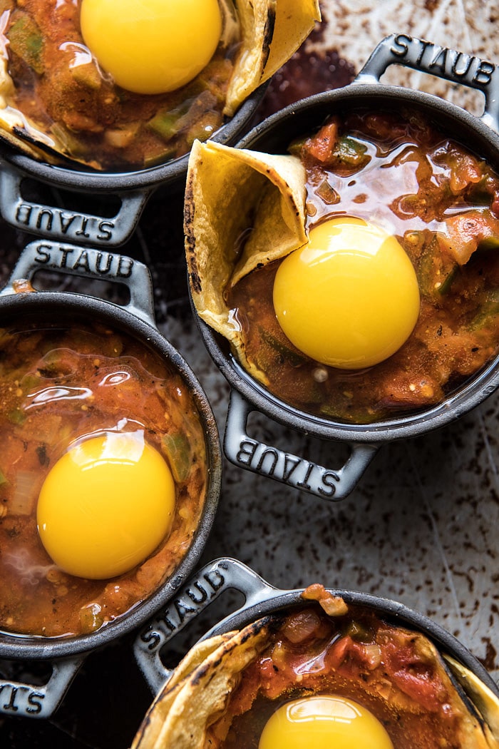 Chipotle Huevos rancheros烘烤芒果莎莎酱|halfbakedharvest.com @hbharvest #mexican #brunch #eggs #healthyeating #BOB娱乐下载recipes