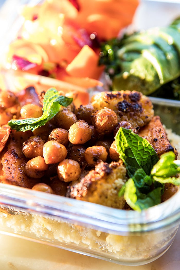 膳食准备摩洛哥鹰嘴豆，红薯和花椰菜碗|halfbakedharvest.com #mealprep #vegan #indian #healthy #sheetpan